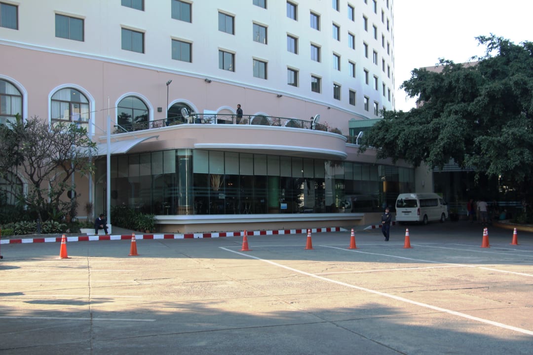 Vom Parkplatz aus Hotel The Imperial Mae Ping