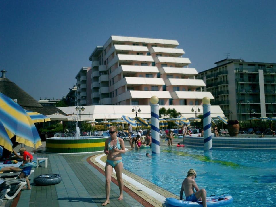 Foto vom Pool auf das Hotel Aparthotel Holiday