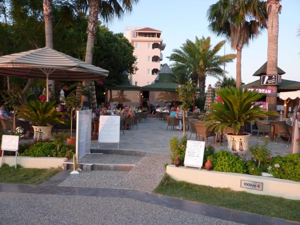 Eingang vom Strand Side Bay Hotel