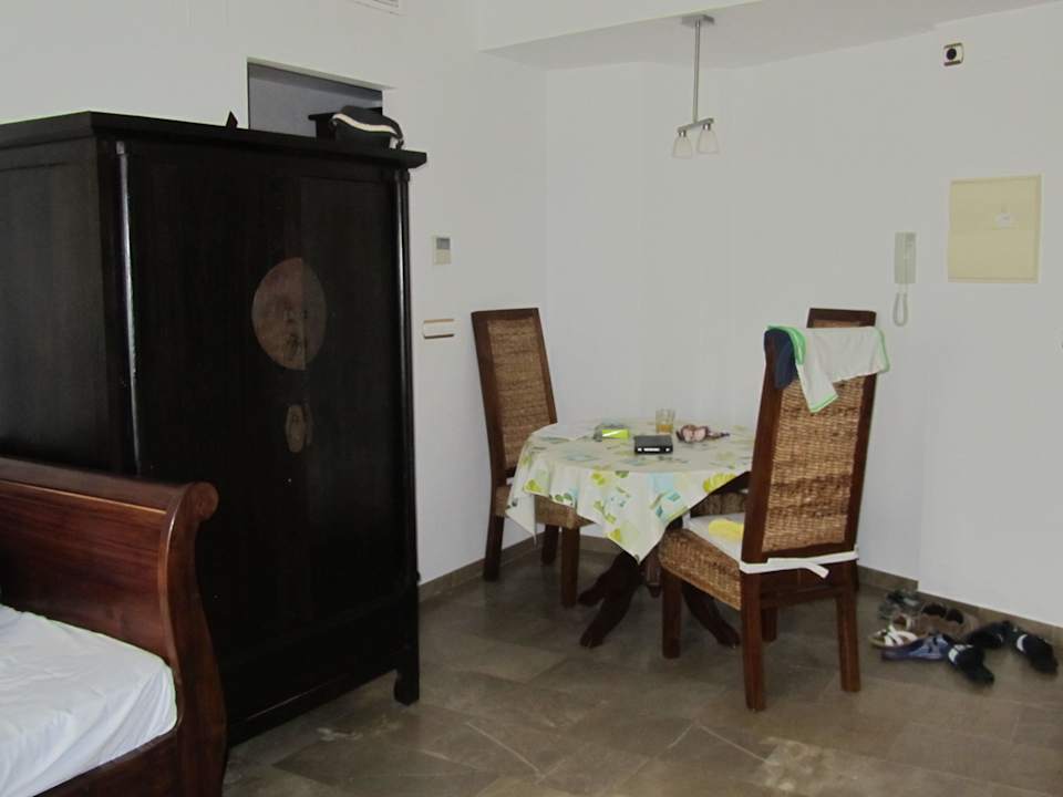 Обеденный стол, старинный шкаф Apartments El Tranco del Mar