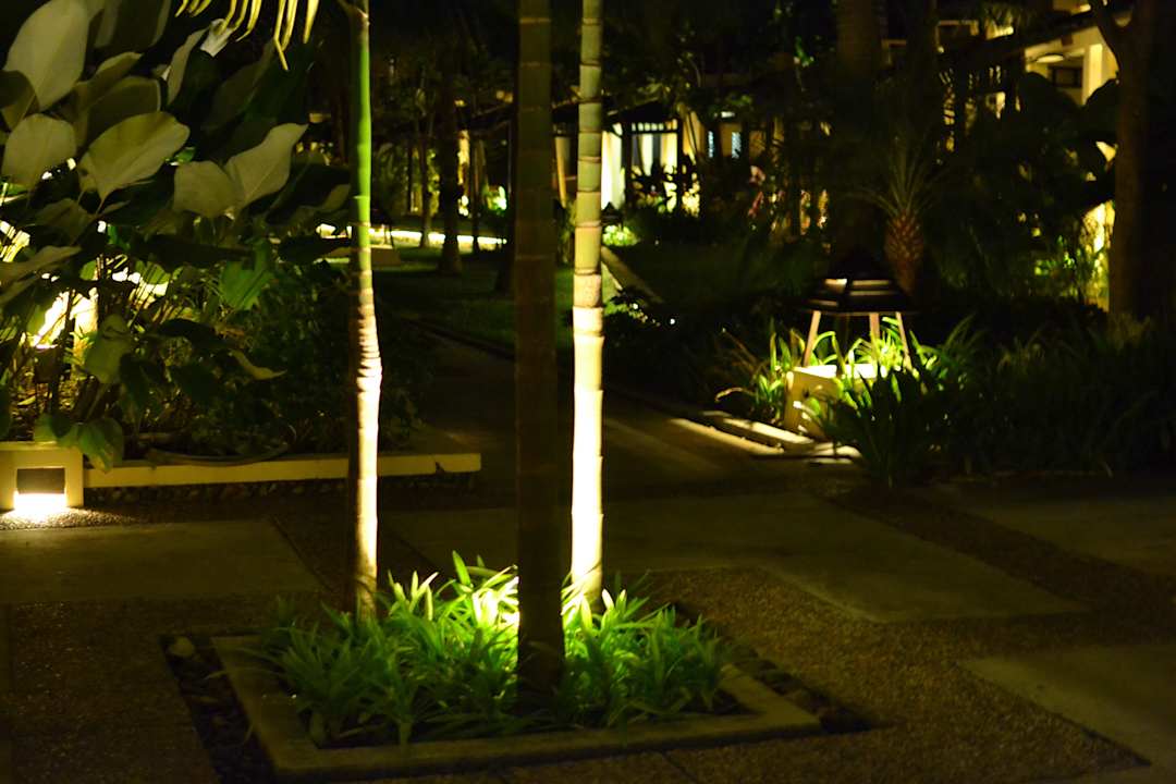 Gartenanlage nachts  Centara Koh Chang Tropicana Resort
