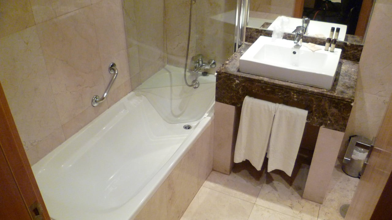 Badewanne / Dusche / Waschbecken Topázio Vibe Beach Hotel & Apartments