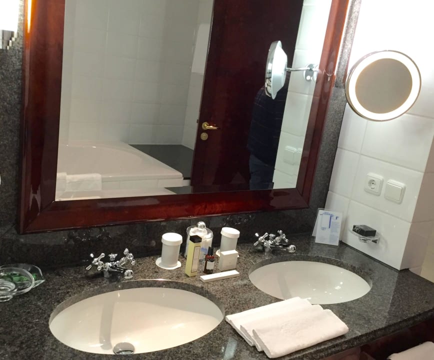 Bad mit zwei Waschbecken Hotel Taschenbergpalais Kempinski Dresden