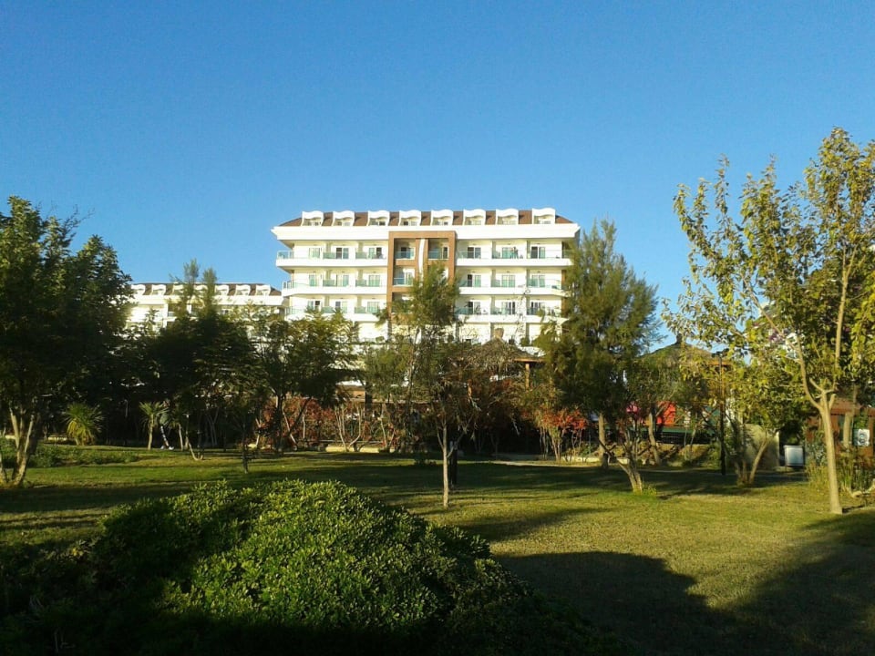Blick zum Hotel von der Strandpromenade Adalya Ocean Deluxe