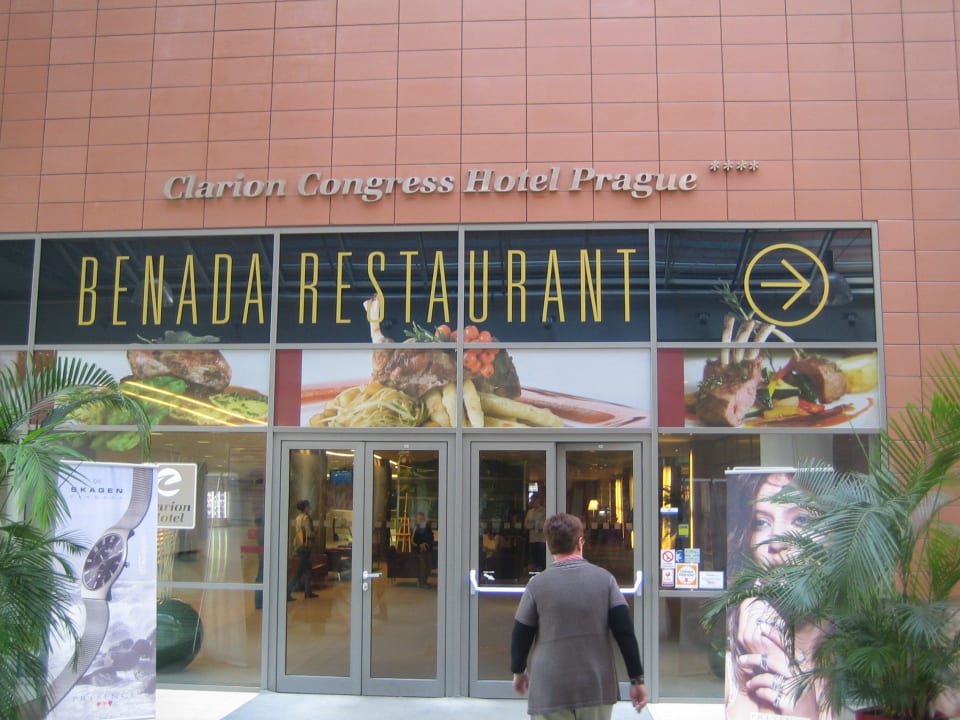 Eingang des Hotels im Einkaufszentrum Clarion Congress Hotel Prague