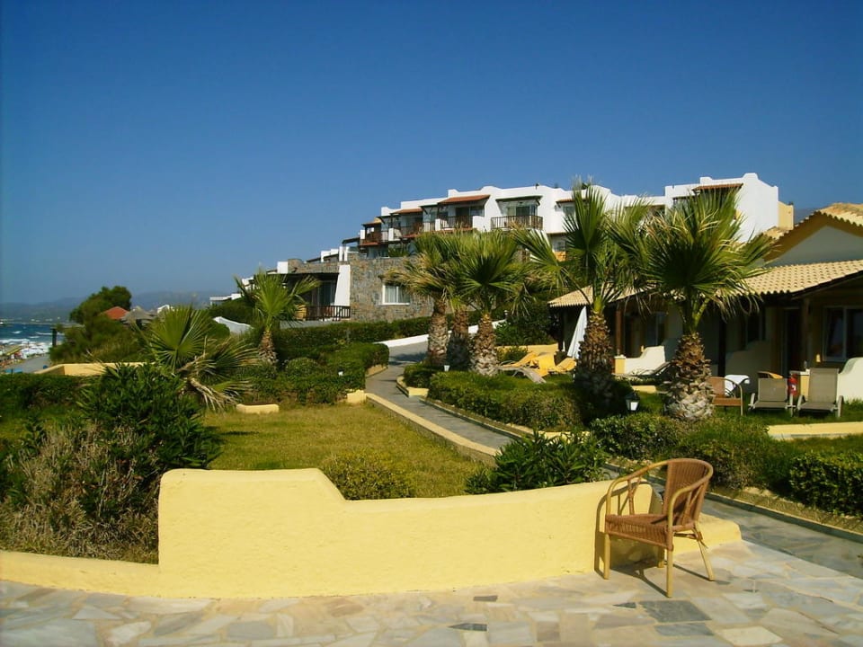 Blick auf einen Teil der Hotelanlage Alexander Beach Hotel & Village Resort