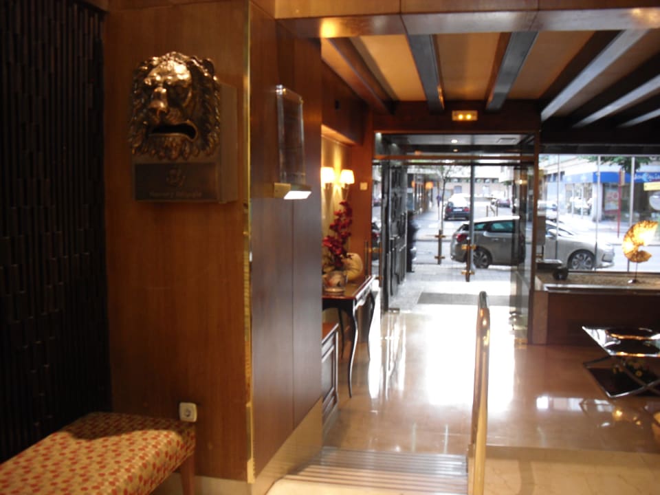 Widok z lobby na ulice Hotel Castilla Vieja