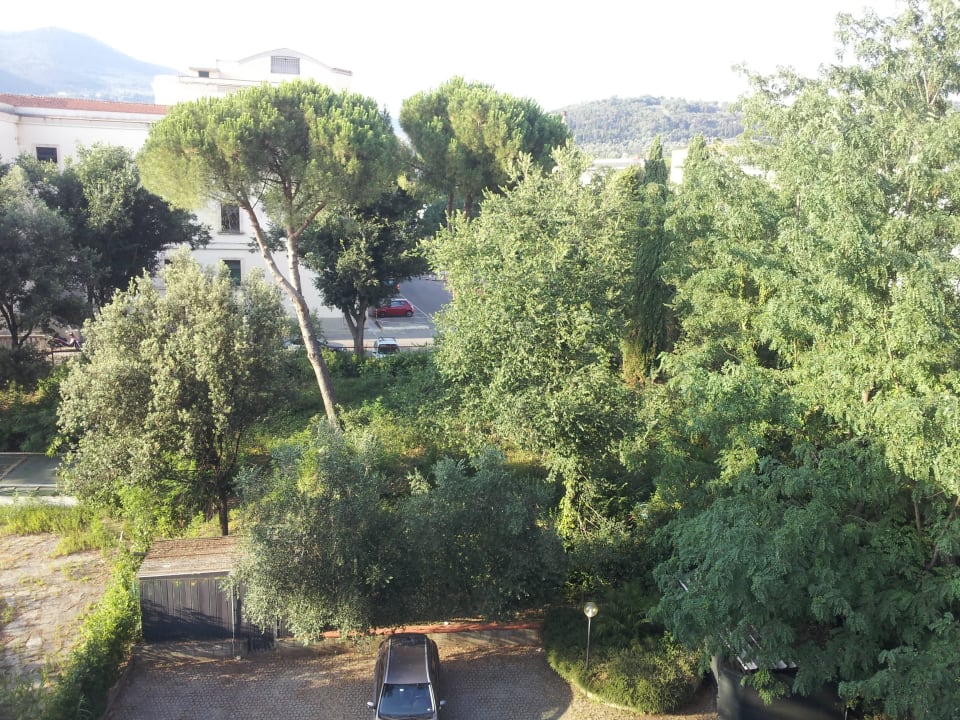 Zadní parkoviště u hotelu Hotel Corolle