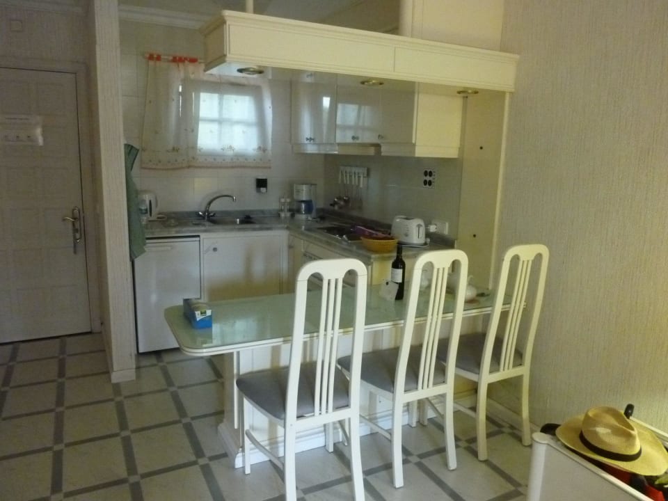 Küche und Essplatz Apartments Ambassador