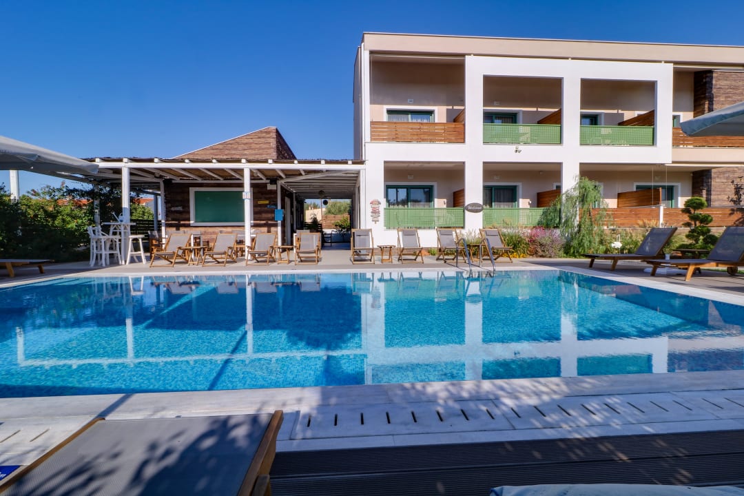 Pool Alegria Suites