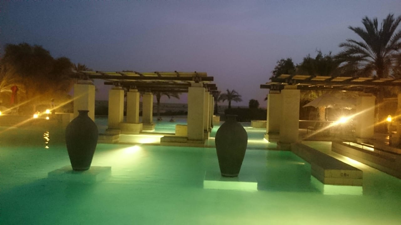 Traumhaft beleuchtet Hotel Bab Al Shams Desert Resort & Spa