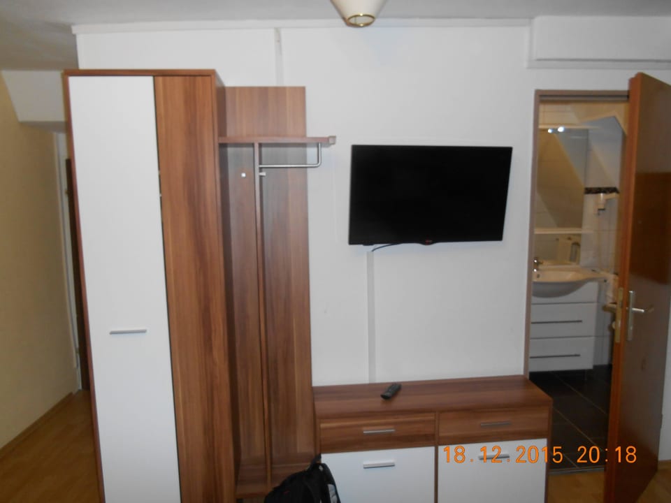 Fernseher und Schrank Gasthof Adler Untertürkheim