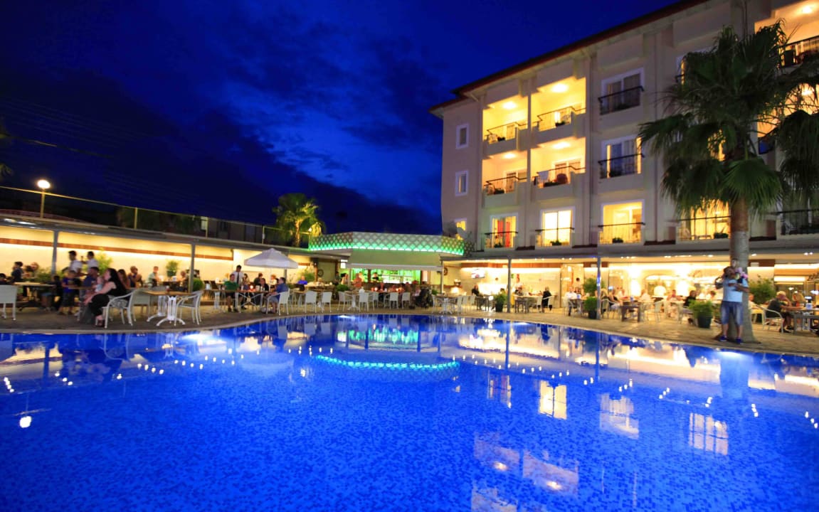 Pool by night Sun City Apartments