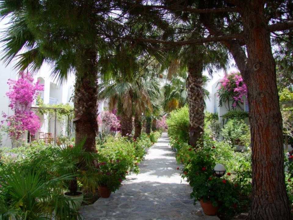 Weg zwischen den Bungalows Tamarisk Murat Hotel