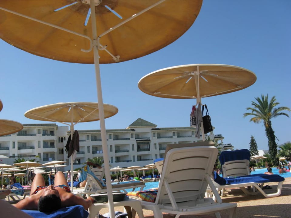 Liegen am Pool Hotel El Mouradi Palm Marina