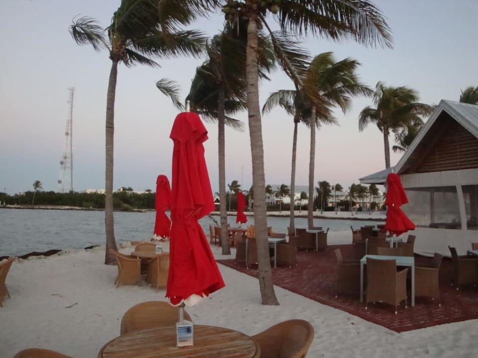 Hotelstrand mit Tiki Bar Hotel Tranquility Bay Beach House Resort