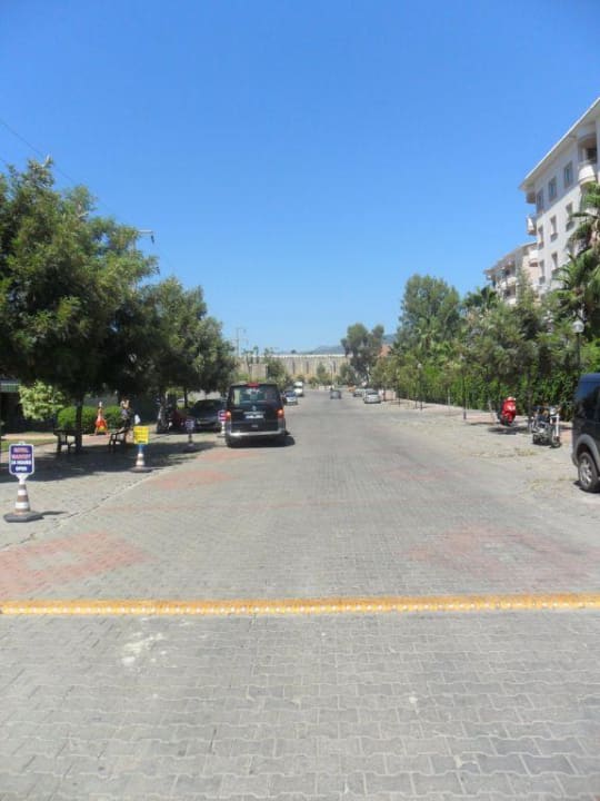Straße zwischen Hotel und Nebengebäude Hotel Royal Garden Beach