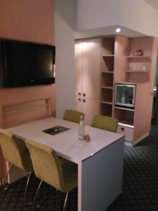 Essbereich und Küchenzeile im Hintergrund Mercure Hotel Severinshof Köln City