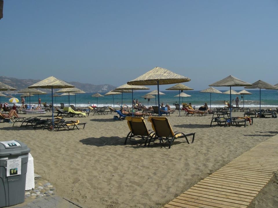 Blick am Strand Apollonia Beach Resort & Spa