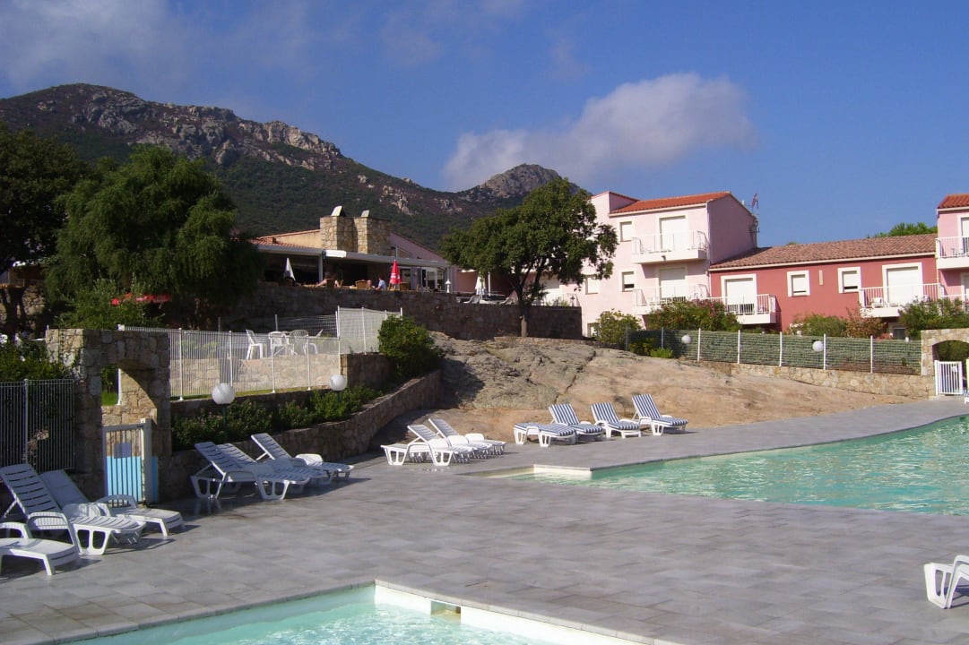 Poolanlage mit genügend Liegen Hotel Maristella