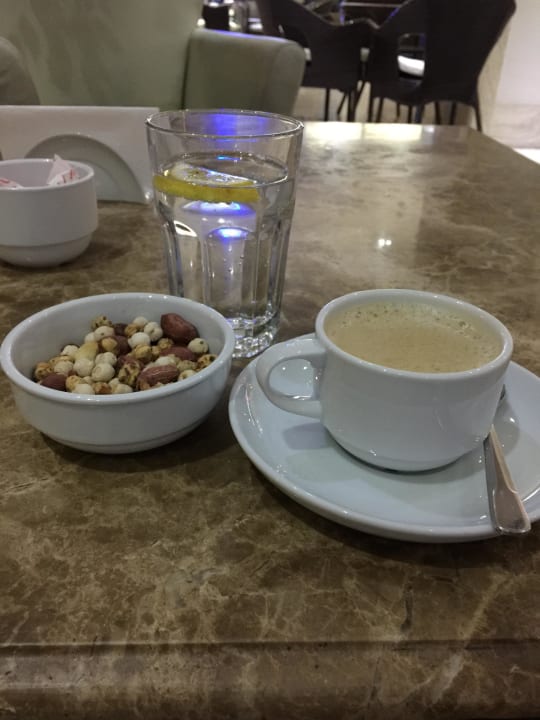 Nüsse abends zu den Getränken  Salamis Bay Conti Resort Hotel & Casino