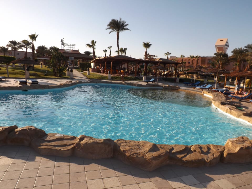 Возле 7 корпуса Beach Albatros Resort