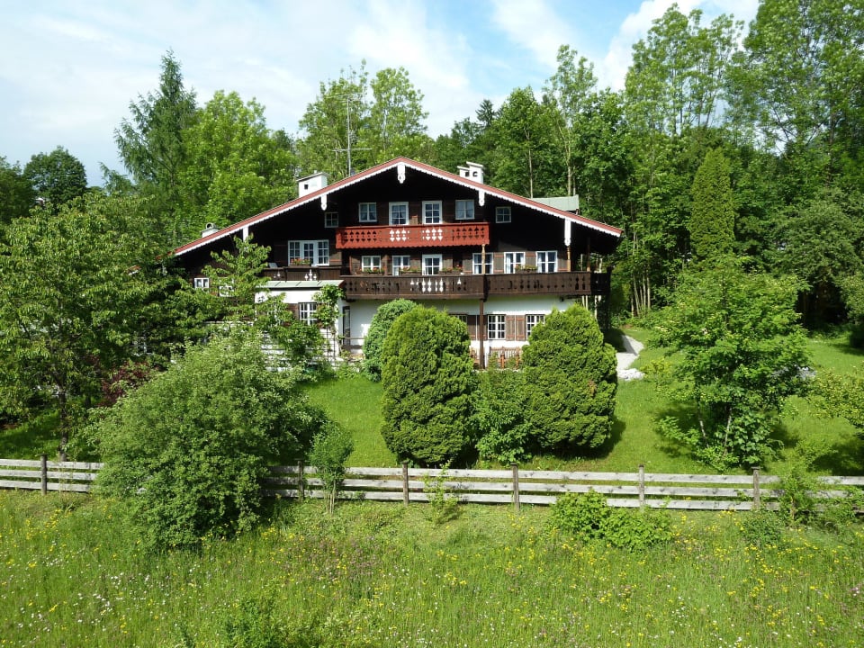 Blick auf das Nachbarhaus Ferienwohnung Bergelemente