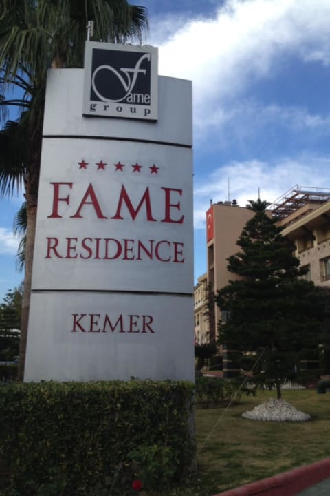 Vor dem Hotel  Fame Residence Kemer & Spa