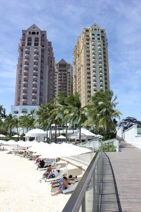 Das Hotel ist nur der rechte  gelbe Turm  Mövenpick Hotel Mactan Island Cebu