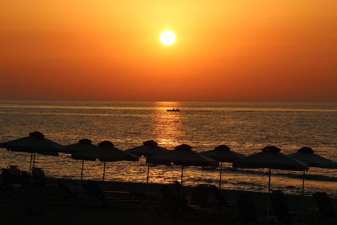 Sonnenuntergang Anissa Beach & Village