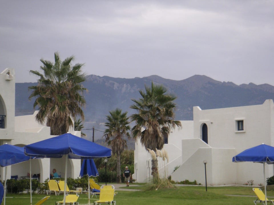 Vom Strand in Richtung Berge Aeolos Beach Hotel