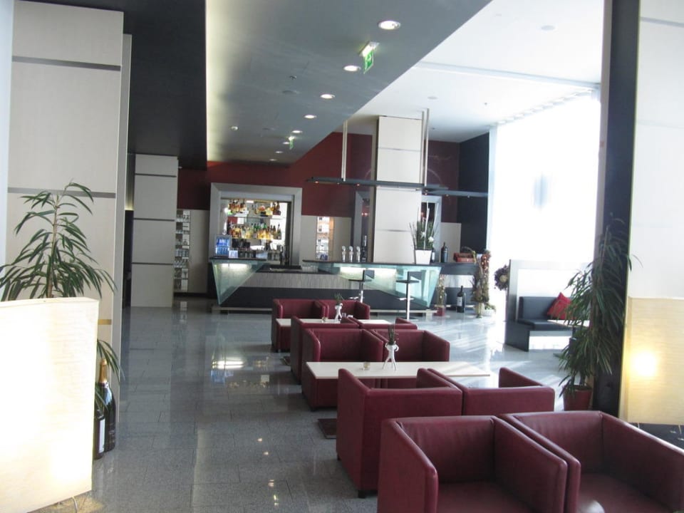Lobby mit Blick zur Bar Pannonia Tower