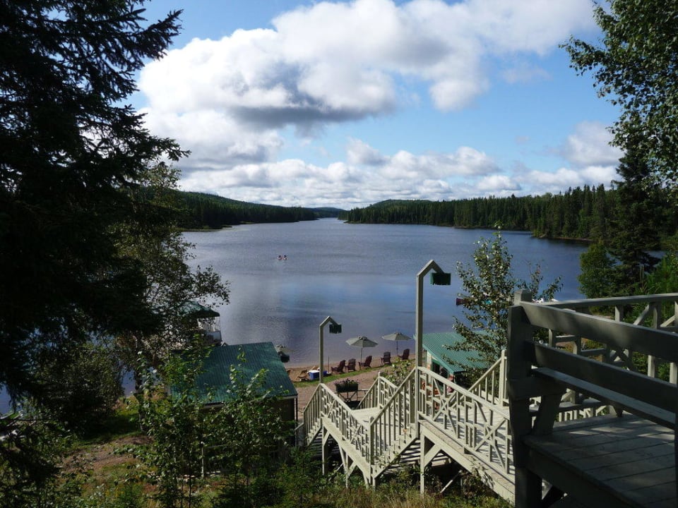 Blick auf den See und Strand Hotel Seigneurie du Triton