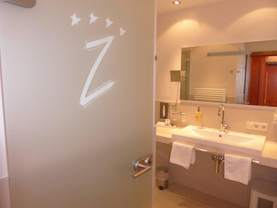 Grosses Badezimmer mit Dusche BergSpa & Hotel Zamangspitze