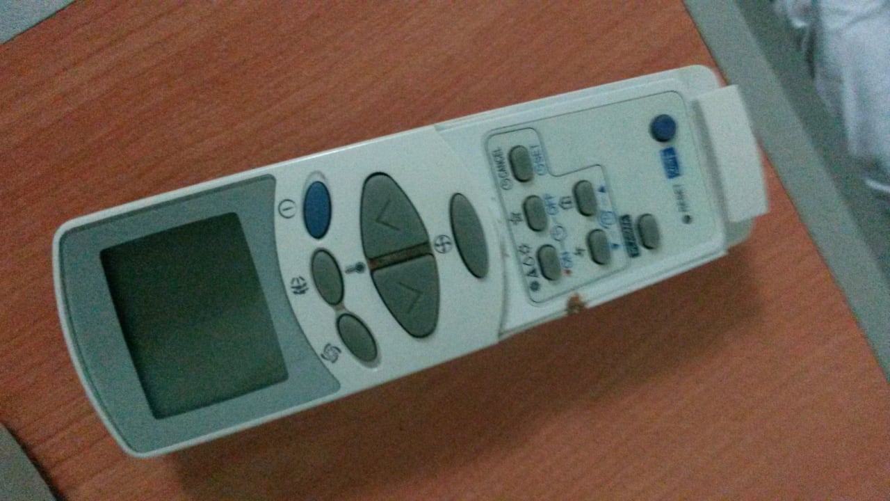 Fernbedienung der Klimaanlage mit Essensresten Büyük Hotel