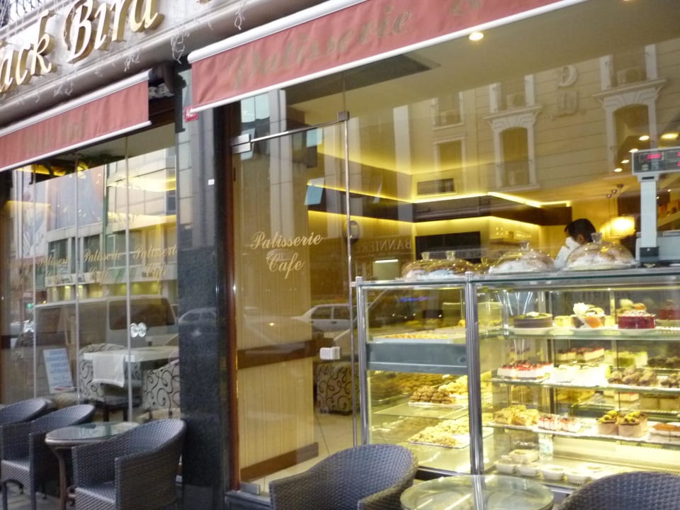 Cafe mit Patisserie des Hotels Hotel Black Bird