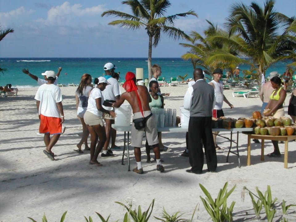 Animation am Strand Hotel Riu Palace Punta Cana