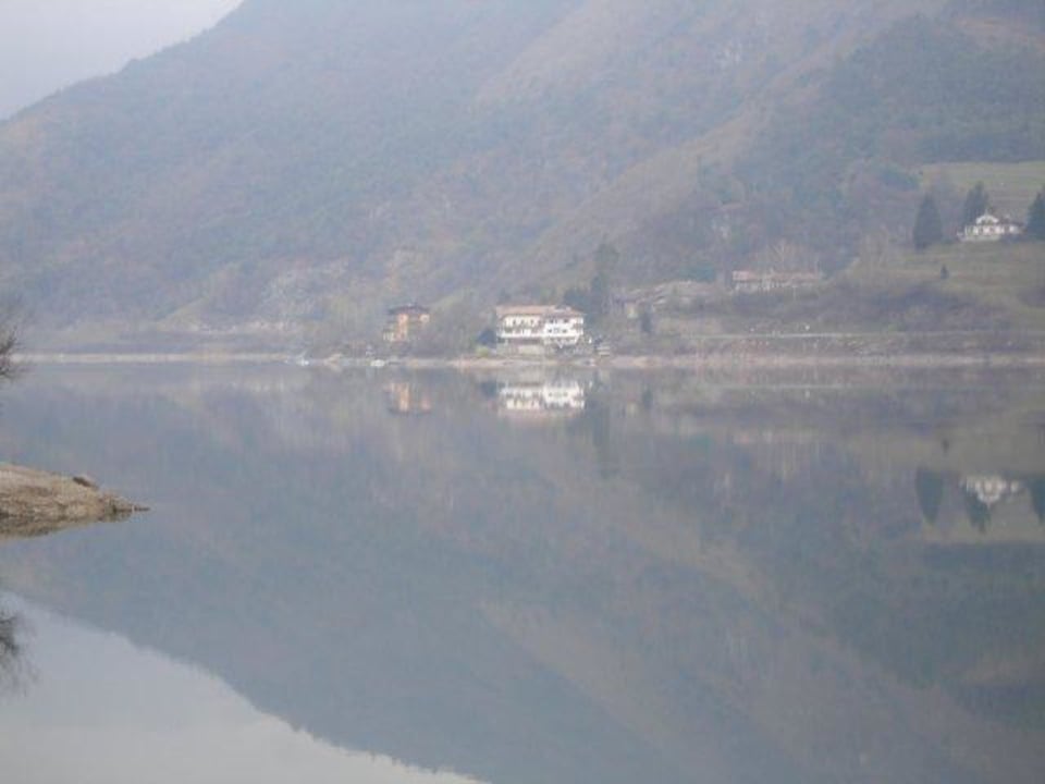 Das Hotel (gelb) aus einer gewissen Entfernung Hotel Albergo Mezzolago