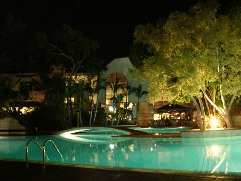 Pool bei Nacht Park Club Europe
