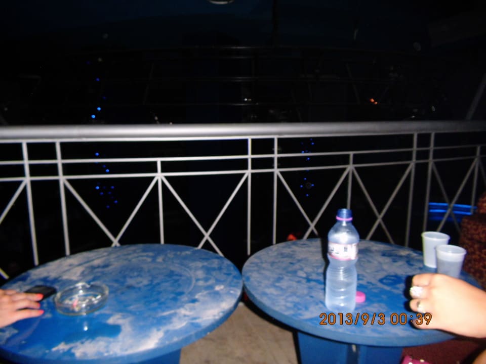 Czyste stoliki wycierane naszymi rękami  Hotel Kheops / Kheops Dolce Vita