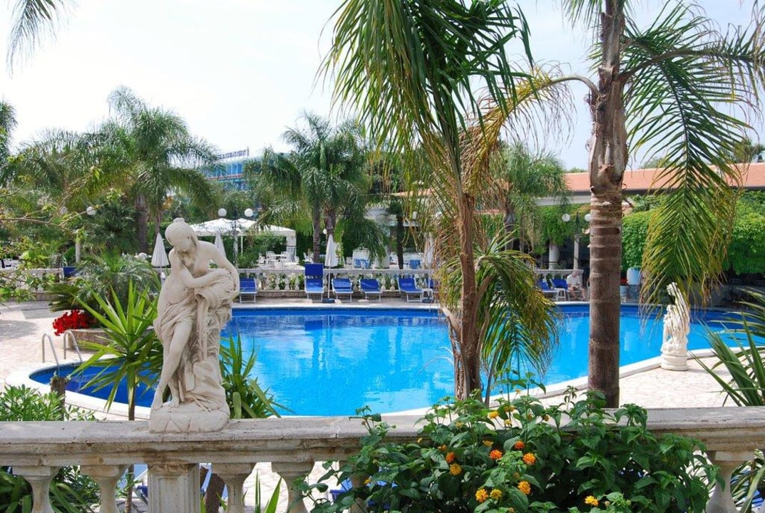 Aussicht auf den Pool Sant Alphio Garden Hotel & Spa