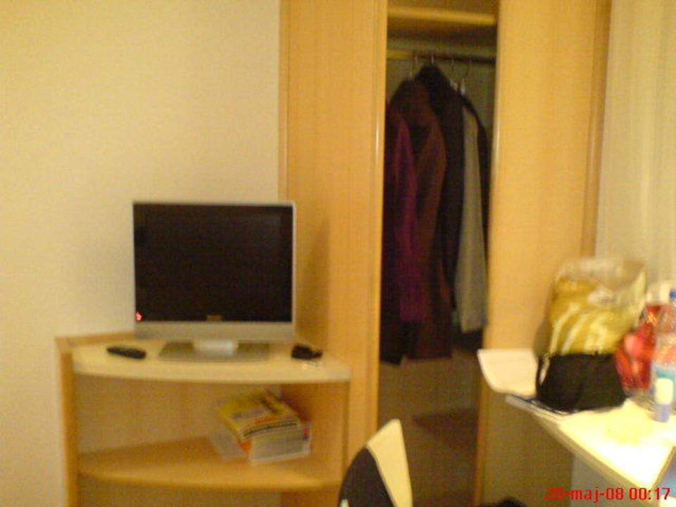 Zimmer mit LCD TV und Schrank ibis Warszawa Centrum