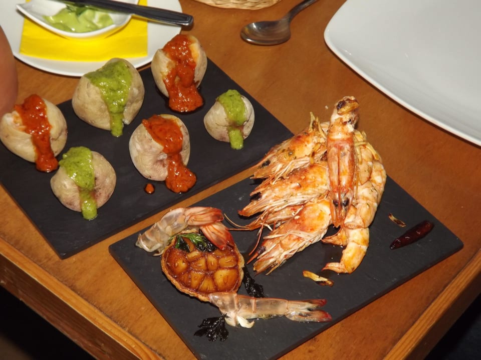 Gambas al ajoli, paps arrugadas con mojo Finca Colon