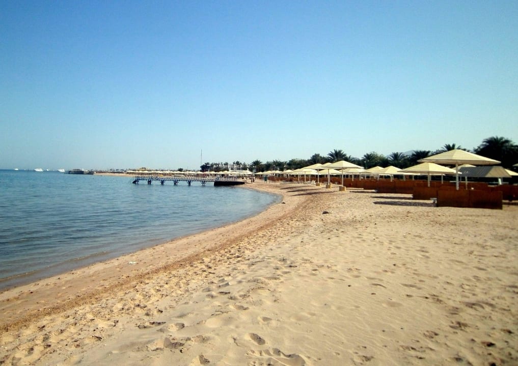 Strand Richtung Steg zum Hausriff Menaville Safaga