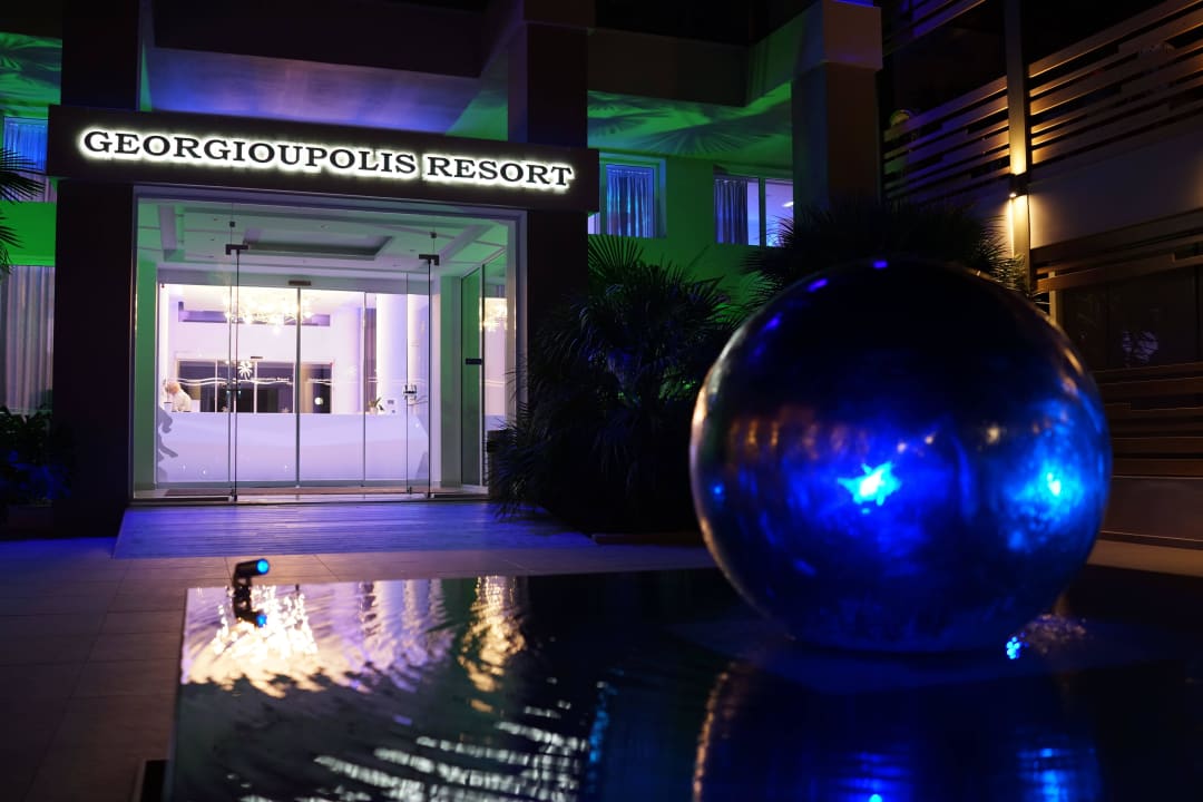 Hoteleingang mit Springbrunnen davor HARPIN Georgioupolis Resort Aquapark & SPA