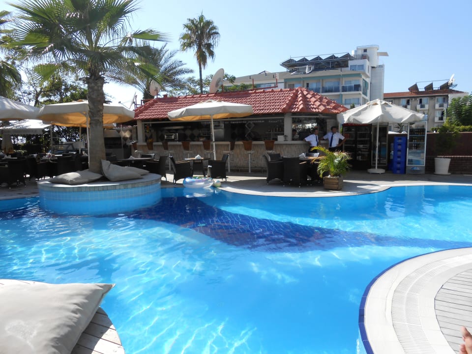 Blick über den Pool zur Bar Hotel Savk