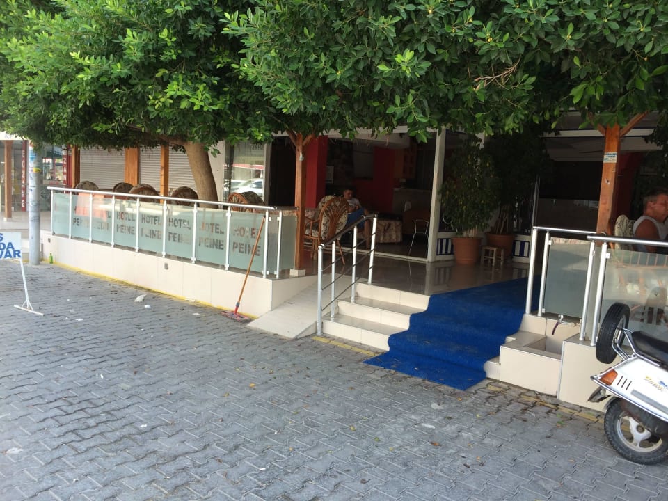 Die Terrasse auf der man sein Essen zu sich nimmt Hotel Peine