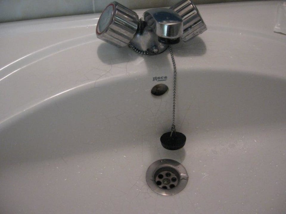 Abgenutzes Waschbecken mit Billigarmaturen Miramare Resort Hotel & Spa