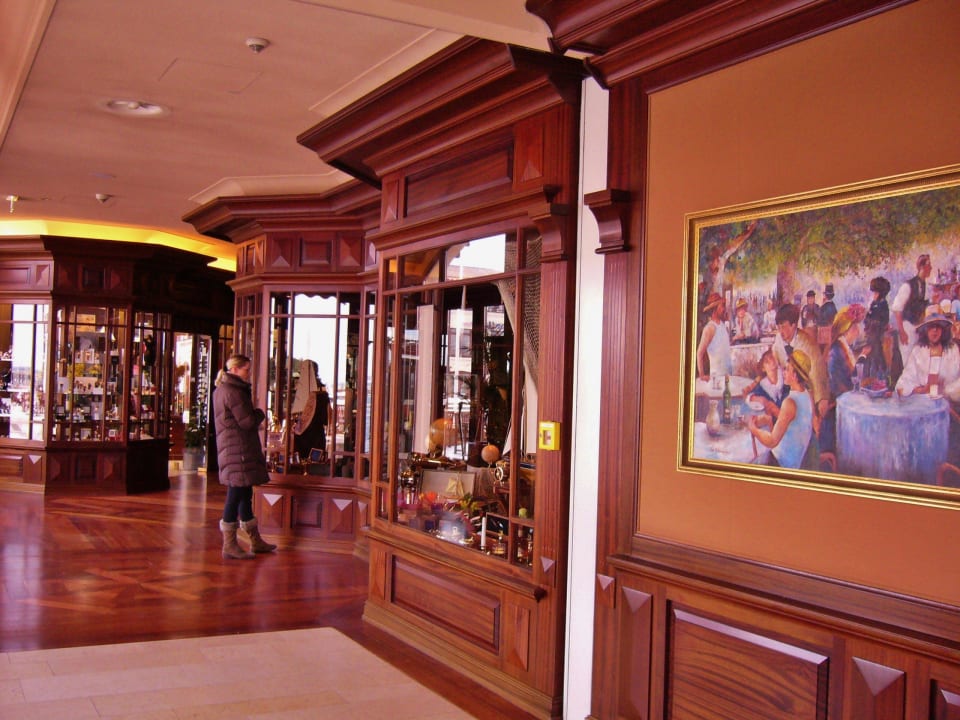 Ladenstrasse im Haupthaus Hotel Yachthafenresidenz Hohe Düne