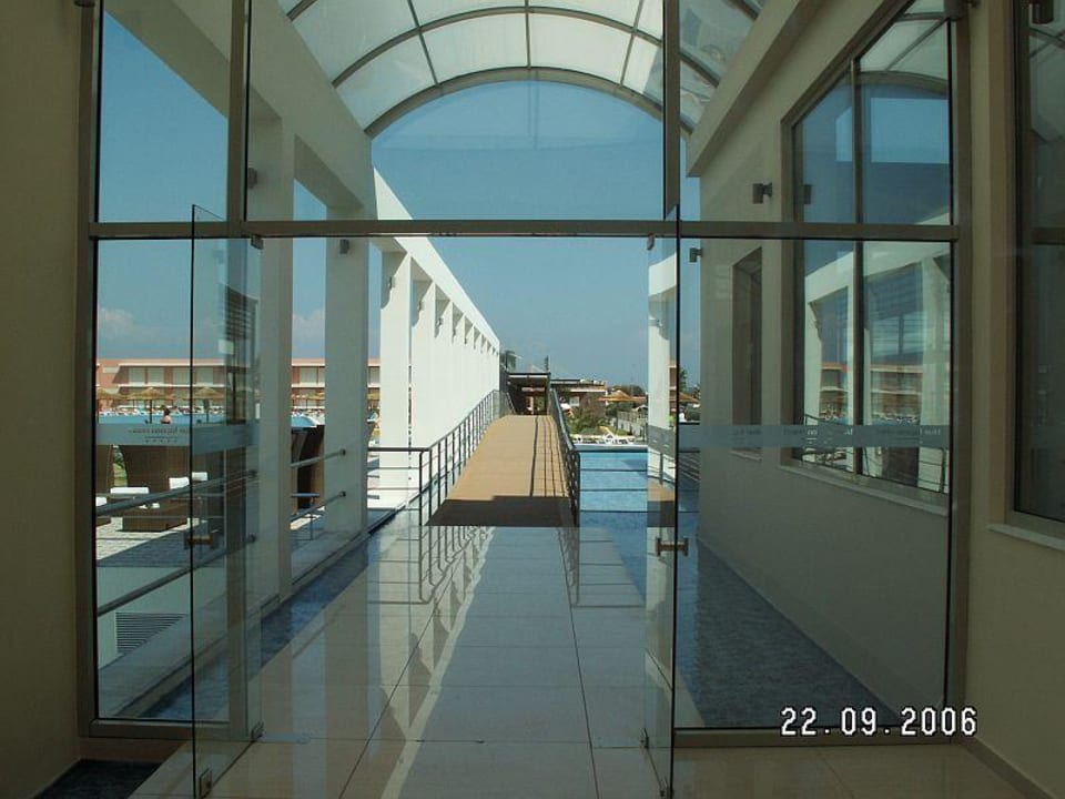 Weg vom Speisesaal zum Pool Blue Lagoon Resort